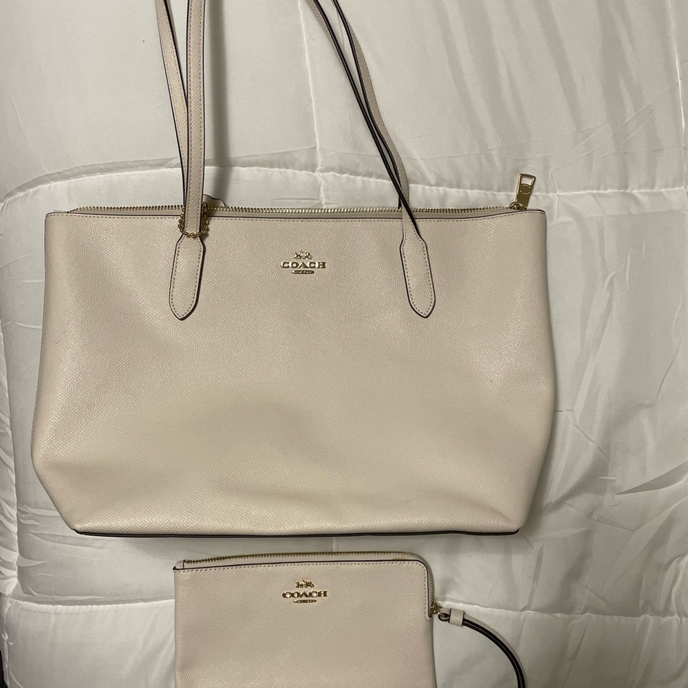 Coach Tote Bag w Matching Wristlet For Sale. Serious offers only.